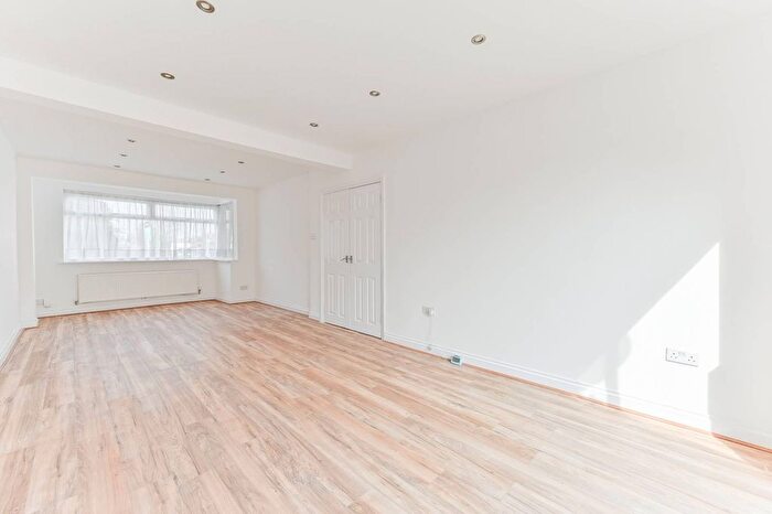 3 Bedroom Maisonette To Rent In Rowan Road, Streatham Vale, London, SW16