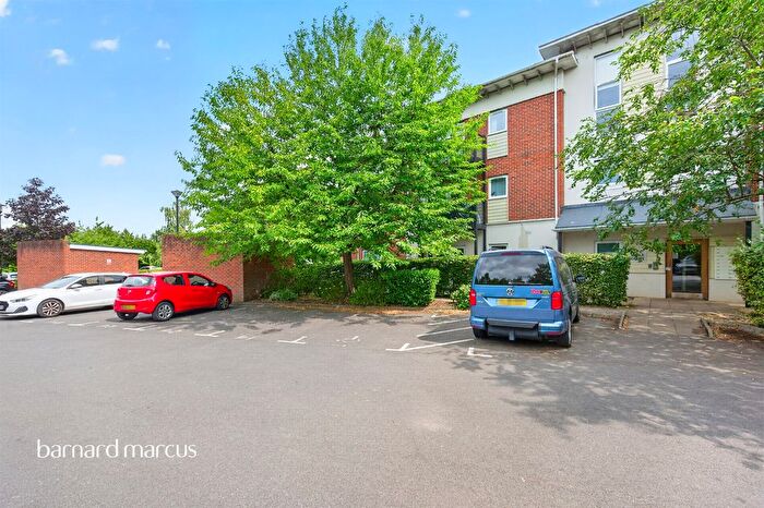 2 Bedroom Flat For Sale In Park View Road, Leatherhead, KT22
