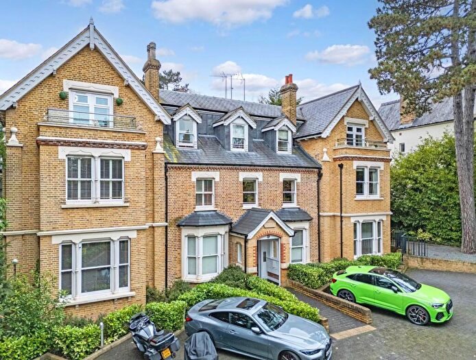 2 Bedroom Apartment For Sale In Piercing Hill, Theydon Bois, CM16