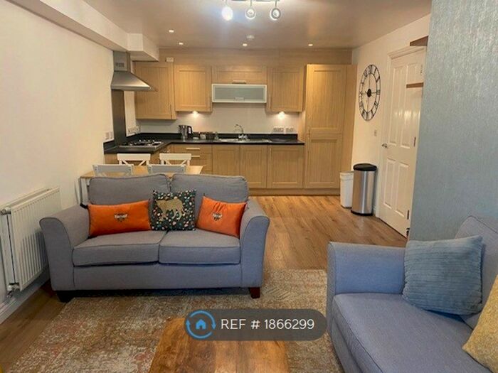 2 Bedroom Flat To Rent In Wrenthorpe, Wakefield, WF1