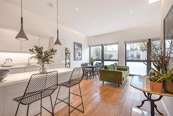 2 Bedroom Flat For Sale In Dee Road, Richmond, TW9