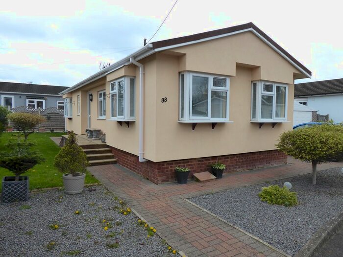 2 Bedroom Mobile/park Home For Sale In Woodside Park, Luton, Bedfordshire, LU1
