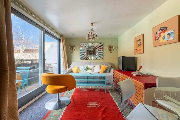 2 Bedroom Flat To Rent In Latimer Road, Ladbroke Grove, W10