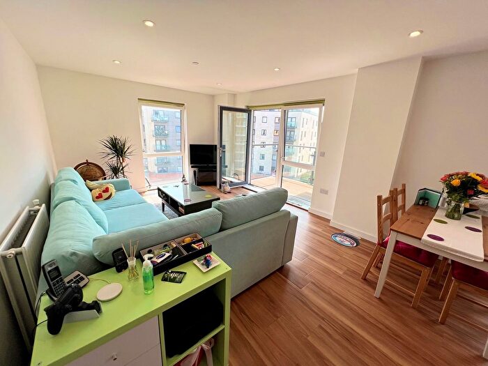 2 Bedroom Flat To Rent In Austen Heights, Southampton, SO19