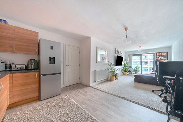 2 Bedroom Flat For Sale In Kingman Way, Newbury, Berkshire, RG14