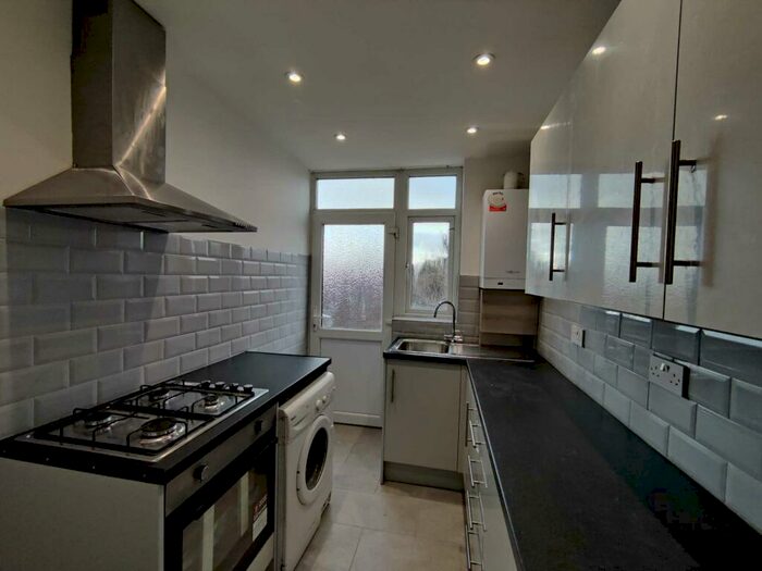 3 Bedroom Terraced House To Rent In Family Friendly House In Milton Road, Luton, LU1