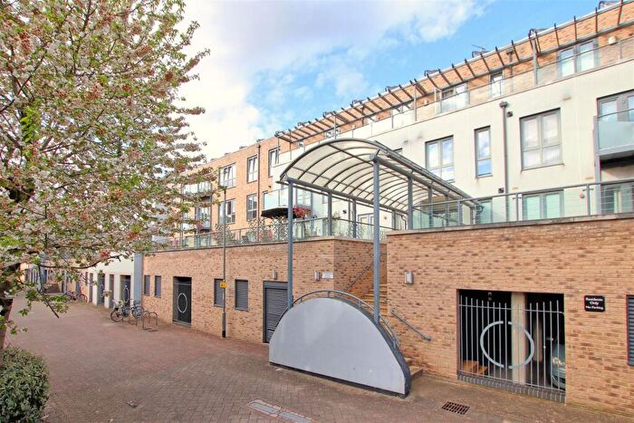 2 Bedroom Flat For Sale In Fitzgerald Place, Cambridge, CB4