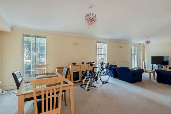 2 Bedroom Flat To Rent In Thames Street Windsor, SL4