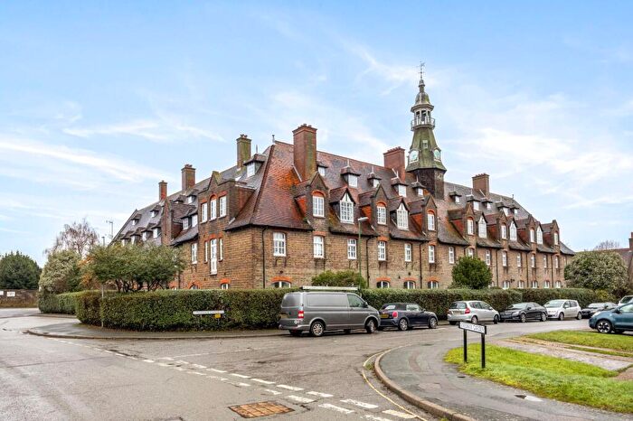 2 Bedroom Flat For Sale In Syresham Gardens, The Priory Syresham Gardens, RH16