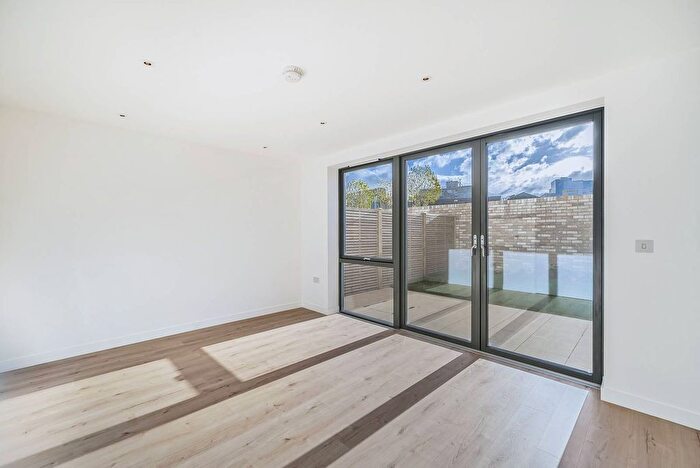 3 Bedroom Flat To Rent In Felix Road, Ealing, W13