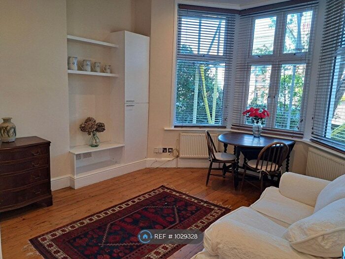 2 Bedroom Flat To Rent In Salford Road, London, SW2