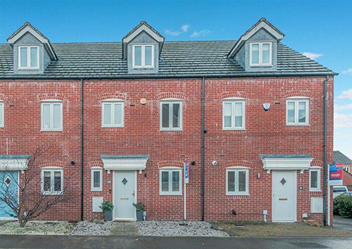 3 Bedroom Town House For Sale In Dunlop Avenue, New Farnley, Leeds, LS12