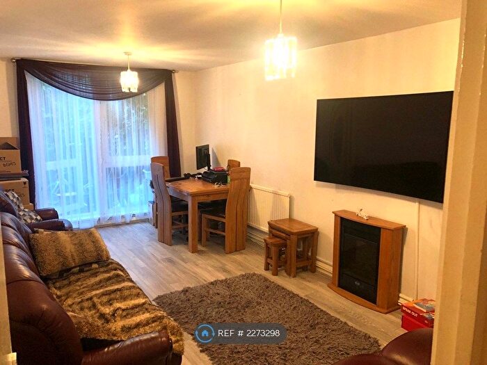 1 Bedroom Flat To Rent In Wallis Close, London, SW11