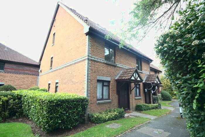 2 Bedroom Maisonette To Rent In Oriental Road, Woking, GU22