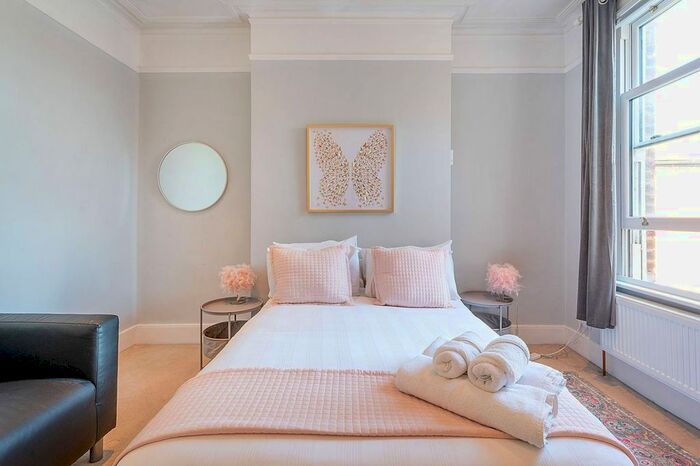 6 Bedroom Semi-Detached House To Rent In Chatsworth Gardens, Ealing, London, W3