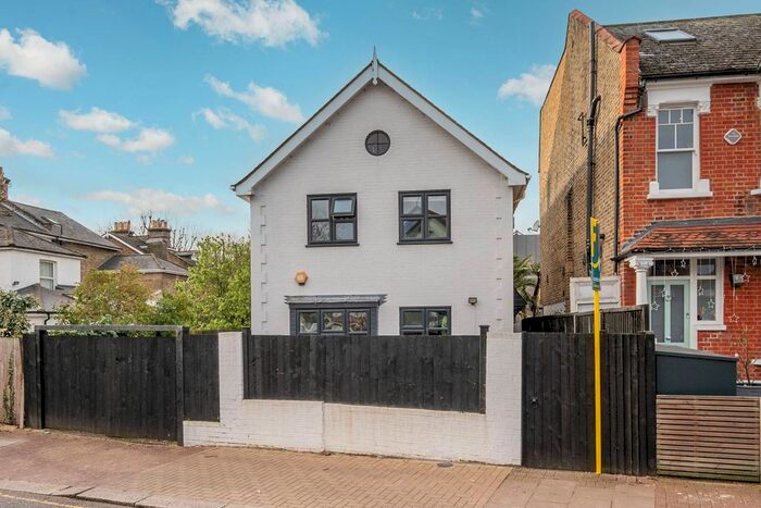 3 Bedroom Detached House To Rent In West Hill Road, Wandsworth, London, SW18