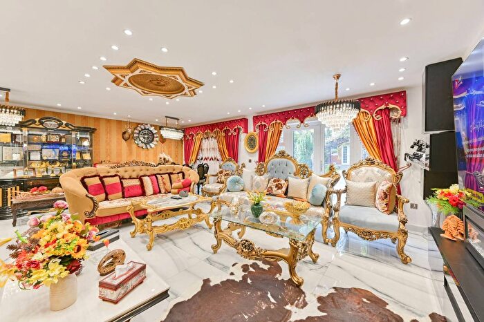 5 Bedroom End Of Terrace House For Sale In Cherry Garth, Brentford, TW8