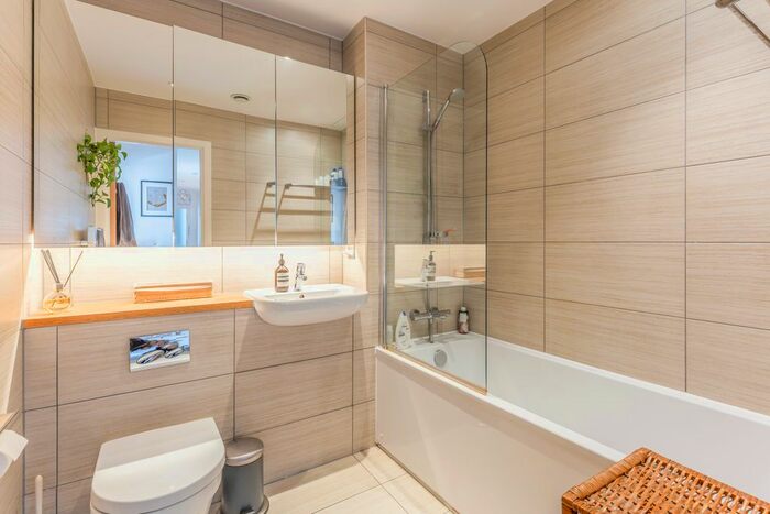 2 Bedroom Flat For Sale In Kilburn Park Road, London, NW6