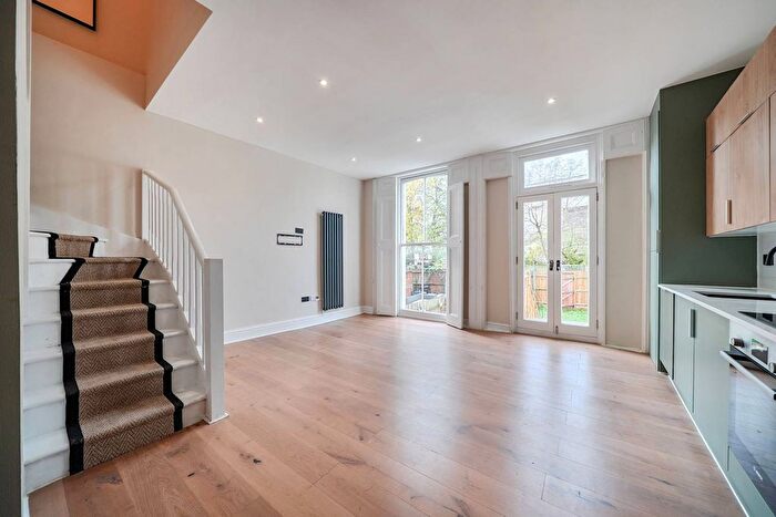 3 Bedroom Maisonette For Sale In Victoria Rise, Clapham, London, SW4