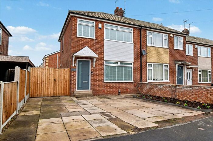 3 Bedroom Town House For Sale In Springfield Avenue, Morley, Leeds, West Yorkshire, LS27