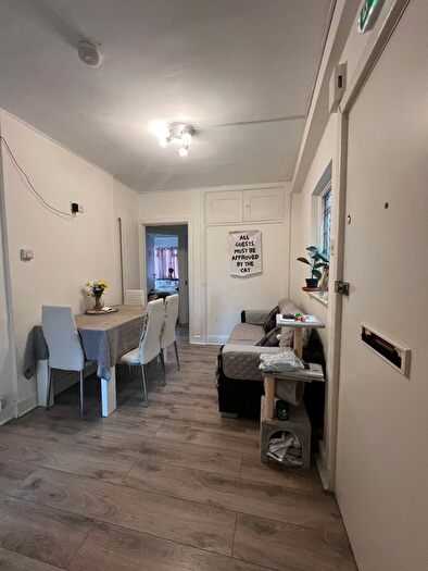 5 Bedroom Flat To Rent In Hendon Way, London, NW4