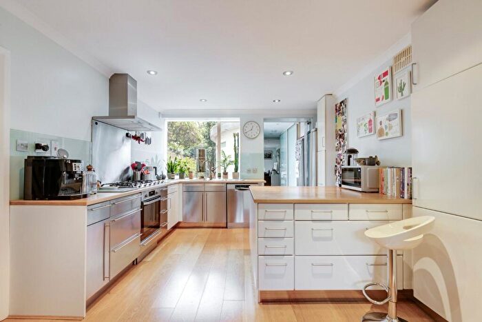 5 Bedroom Semi-Detached House For Sale In Rochester Square, Camden, NW1 - Photo 9