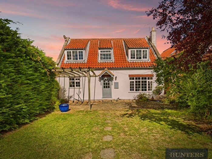 3 Bedroom Detached House For Sale In West Street, Muston, YO14