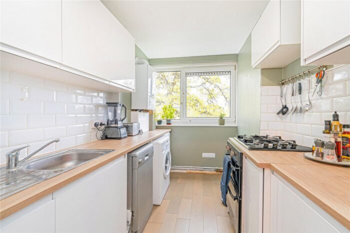 2 Bedroom Flat For Sale In Fairlight, Hampton, Middlesex, TW12
