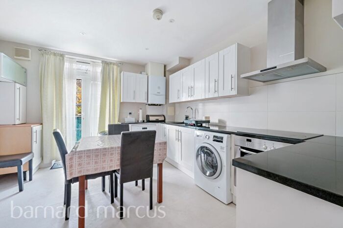 3 Bedroom Flat To Rent In Tilson Gardens, London, SW2