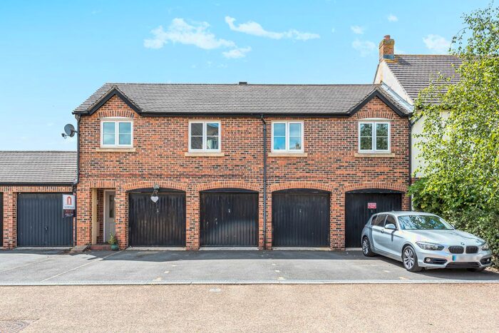 2 Bedroom Flat To Rent In Lupin Lane, Carterton OX18