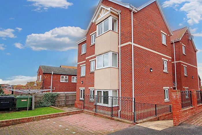 2 Bedroom Flat For Sale In Flat Kings Court, Cliff Road, NR26