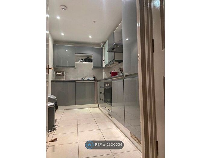 1 Bedroom Flat To Rent In Draymans Court, London, SW9