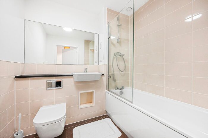 1 Bedroom Flat For Sale In Marine Crescent, Ilford, IG6
