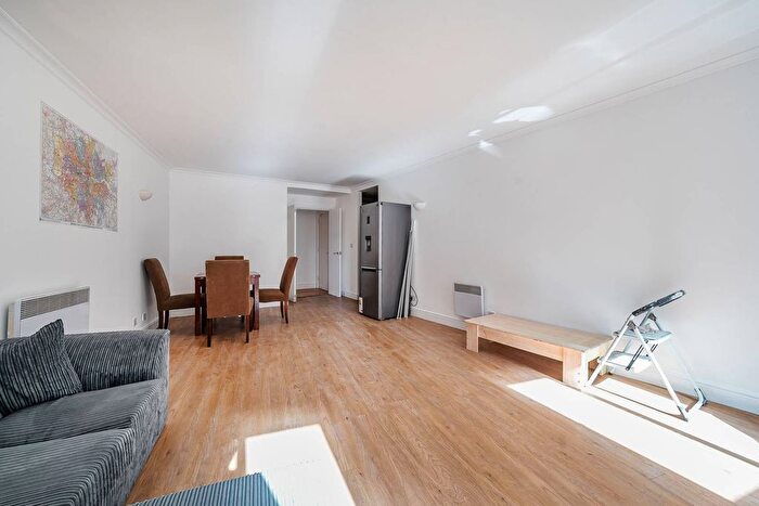 3 Bedroom Flat To Rent In Coke Street, Aldgate, London, E1