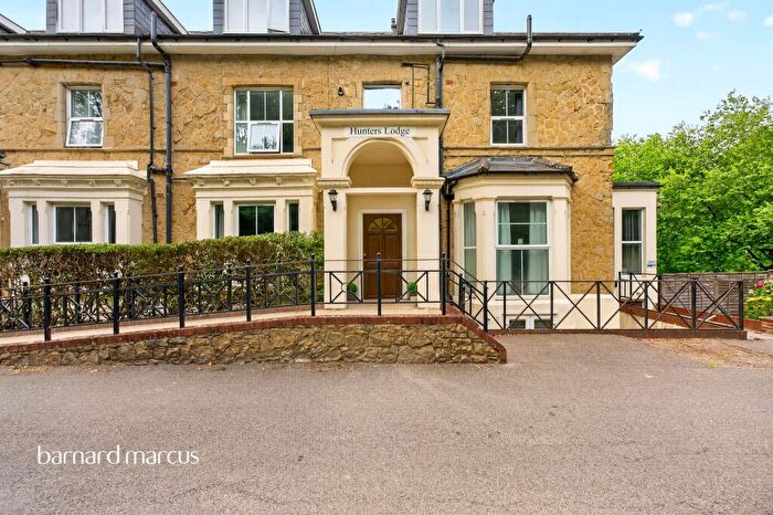 2 Bedroom Flat For Sale In Nutfield Road, Redhill, RH1