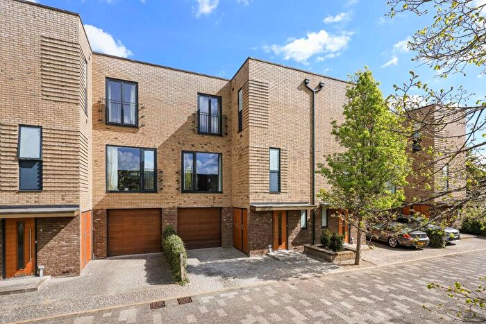 4 Bedroom Town House For Sale In Lilywhite Drive, Cambridge, CB4