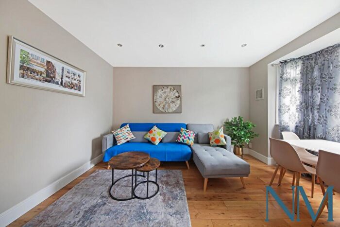 2 Bedroom Flat For Sale In The Avenue, Coulsdon, CR5