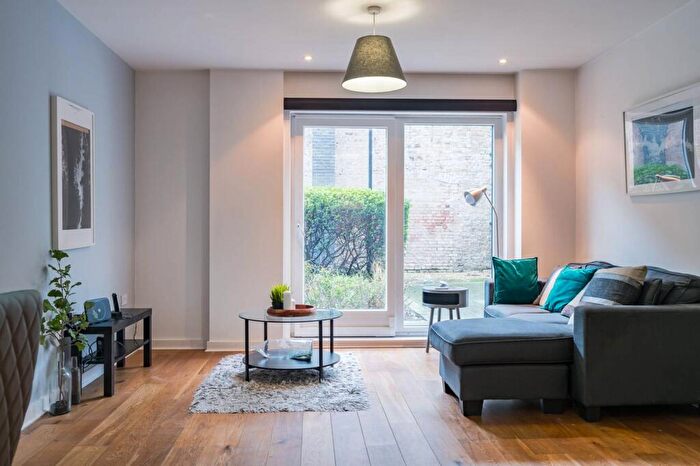 2 Bedroom Flat To Rent In Forge Square, Isle Of Dogs, London, E14