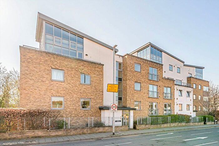 2 Bedroom Flat For Sale In Lamberts Road, Surbiton, KT5