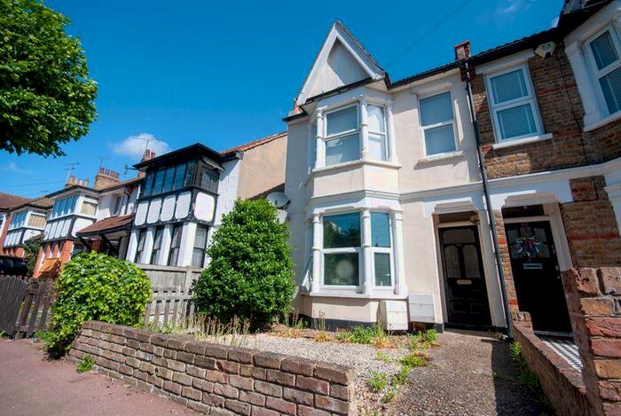 2 Bedroom Flat To Rent In Grange Road, Leigh-On-Sea, SS9