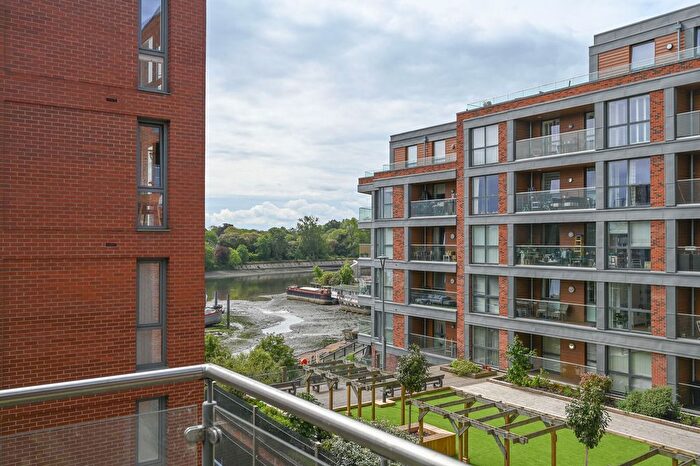 3 Bedroom Flat For Sale In Lighterage Court, Brentford, TW8