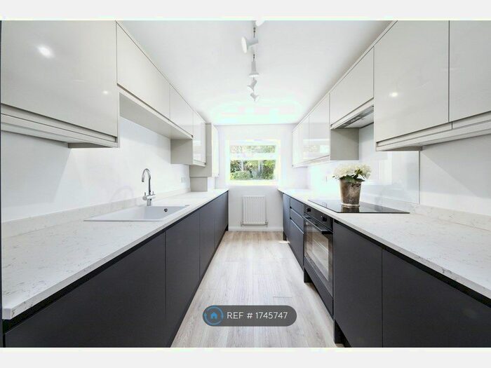 2 Bedroom Flat To Rent In Oakbrook, Beckenham, BR3