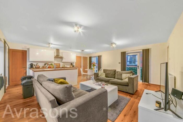 2 Bedroom Flat To Rent In Hackford Road, London, SW9