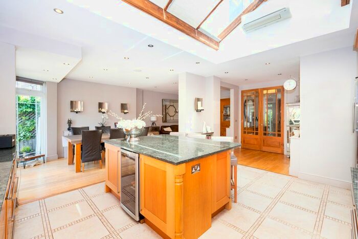 5 Bedroom Semi-Detached House To Rent In Chandos Avenue, Southgate, N14