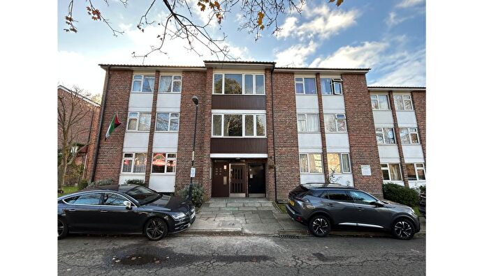 2 Bedroom Flat For Sale In Scrutton Close, Balham, London, SW12