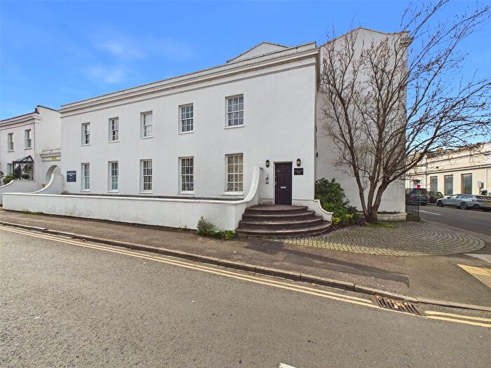 2 Bedroom Flat For Sale In Bath Road, Cheltenham, Gloucestershire, GL53