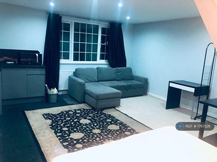 Studio To Rent In Colindeep Gardens, London, NW4