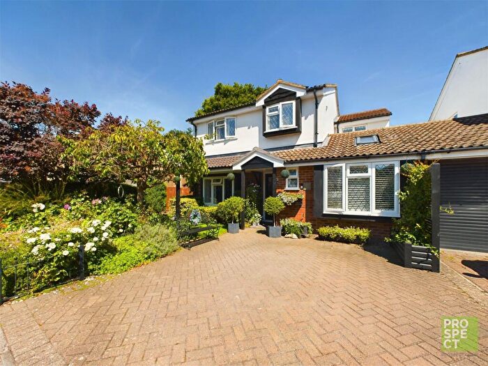 4 Bedroom Link Detached House For Sale In Dickens Way, Yateley, Hampshire, GU46