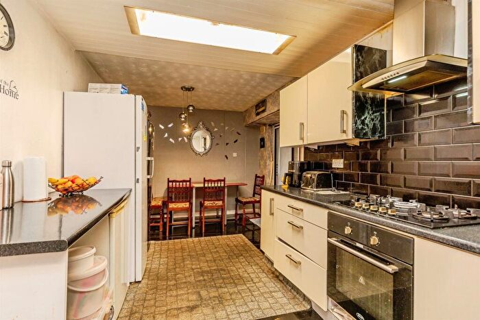 3 Bedroom Semi-Detached House For Sale In Machin Road, Bristol, BS10 - Photo 5