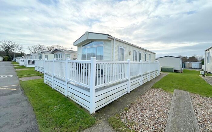 3 Bedroom Park Home For Sale In Hoburne Caravan Park, Hoburne Lane, Christchurch, Dorset, BH23